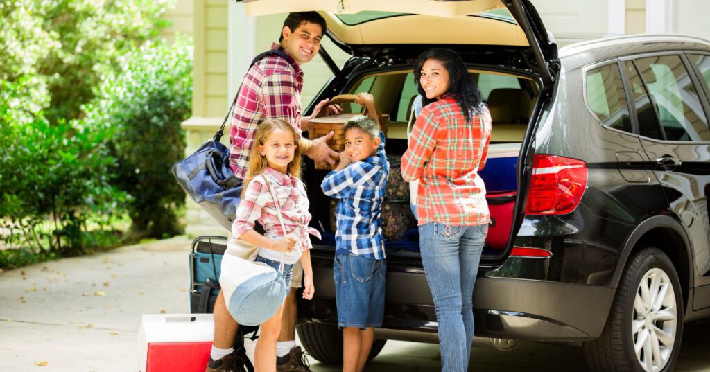 Una familia llena el coche de maletas para irse de vacaciones